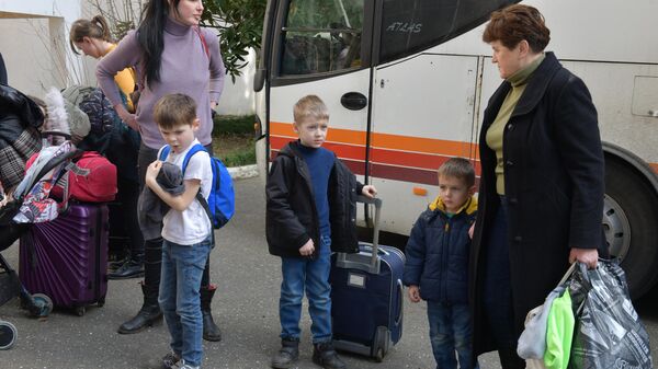 Прибытие беженцев из ДНР и ЛНР в Сухум  - Sputnik Абхазия