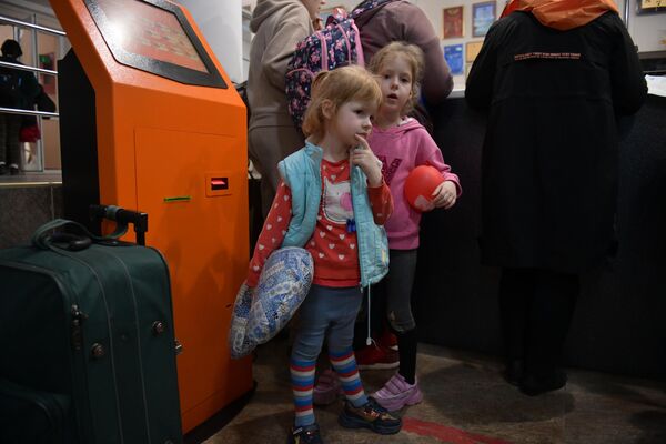 Прибытие беженцев из ДНР и ЛНР в Сухум  - Sputnik Абхазия