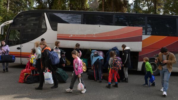 Прибытие беженцев из ДНР и ЛНР в Сухум  - Sputnik Абхазия