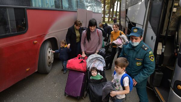 Прибытие беженцев из ДНР и ЛНР в Сухум  - Sputnik Аҧсны