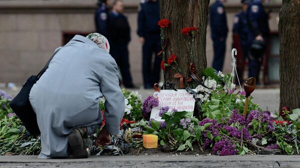 A woman lays flowers to commemorate the memory of those, who died from fire at Odessa's House of Trade Unions, at Kulikovo Field Square.
 - Sputnik Аҧсны