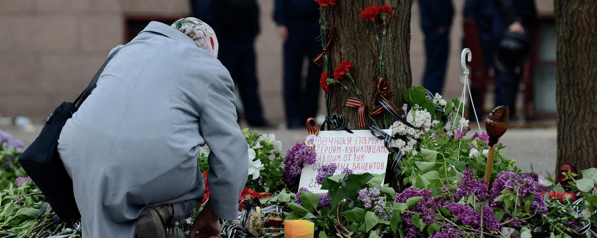 A woman lays flowers to commemorate the memory of those, who died from fire at Odessa's House of Trade Unions, at Kulikovo Field Square.
 - Sputnik Абхазия, 1920, 24.02.2022