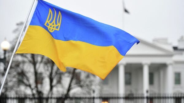 Флаг Украины с гербом развевается, когда активисты собираются на площади Лафайет в знак протеста против российского вторжения в Украину в Вашингтоне - Sputnik Абхазия