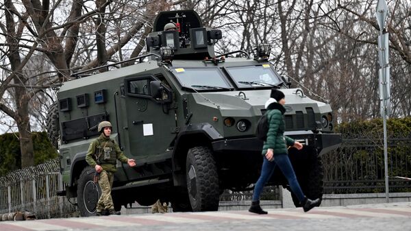 Военнослужащие Вооруженных сил Украины блокируют дорогу в так называемом правительственном квартале в Киеве - Sputnik Абхазия