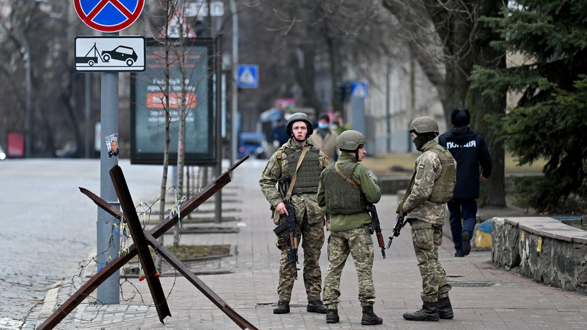 Военнослужащие Вооруженных сил Украины блокируют дорогу в так называемом правительственном квартале в Киеве - Sputnik Абхазия, 1920, 20.03.2022