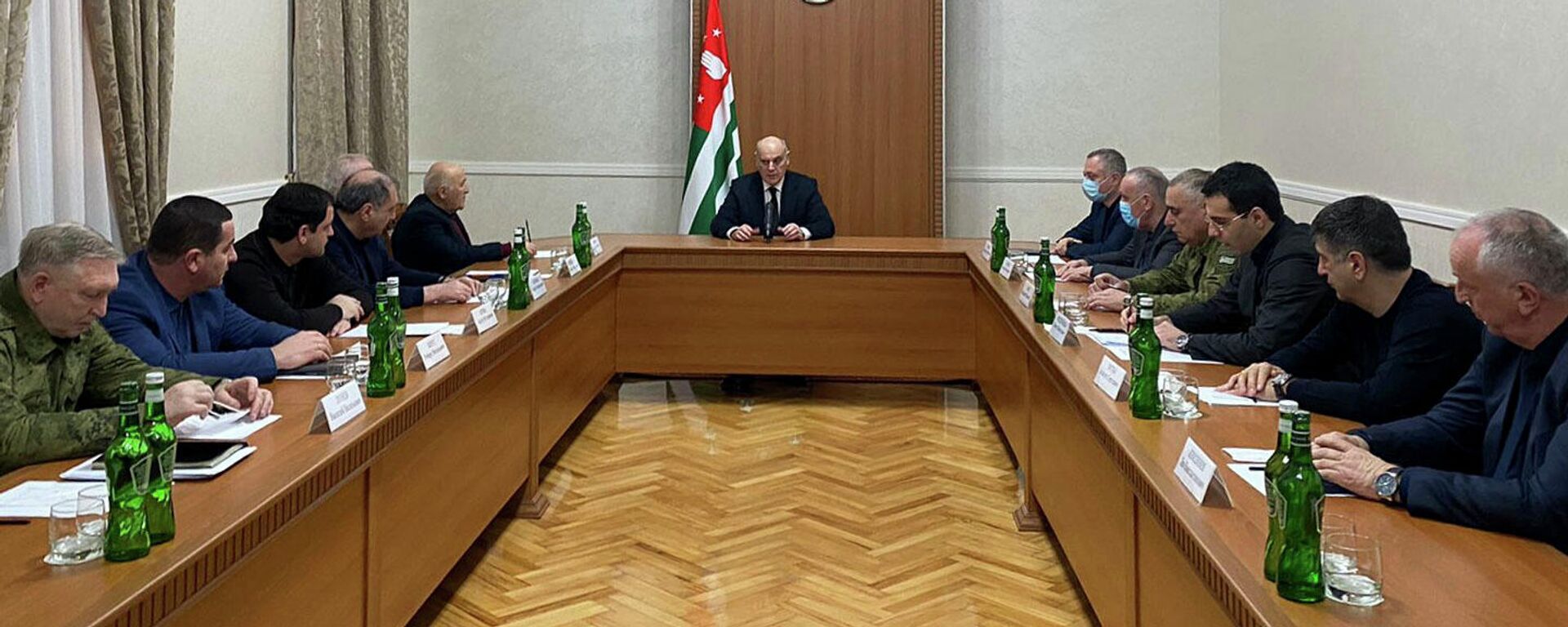 Под председательством Президента Аслана Бжания проходит заседание Совбеза Абхазии - Sputnik Абхазия, 1920, 25.02.2022
