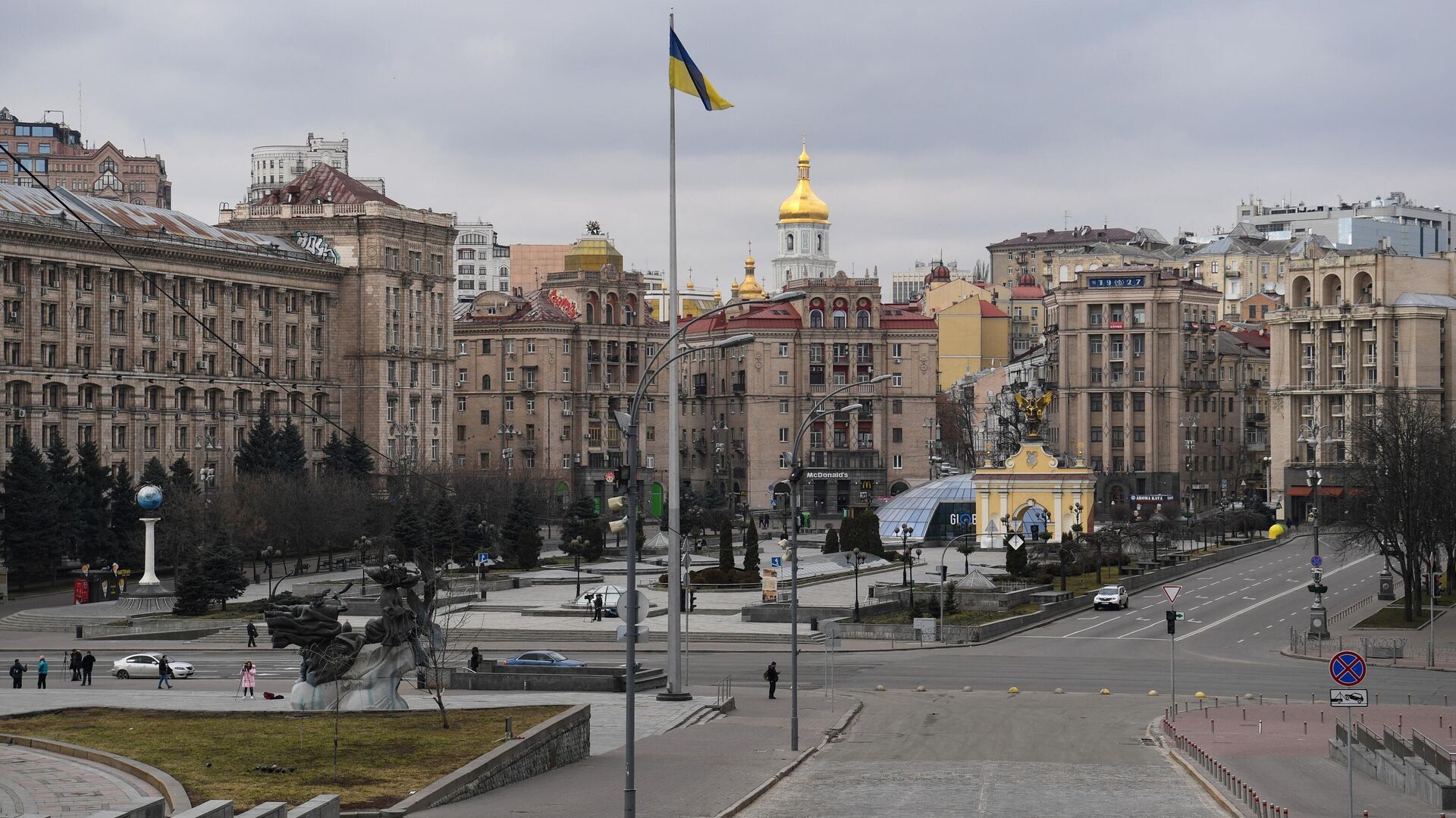 На снимке изображен почти безлюдный центр украинской столицы Киев - Sputnik Абхазия, 1920, 17.07.2022