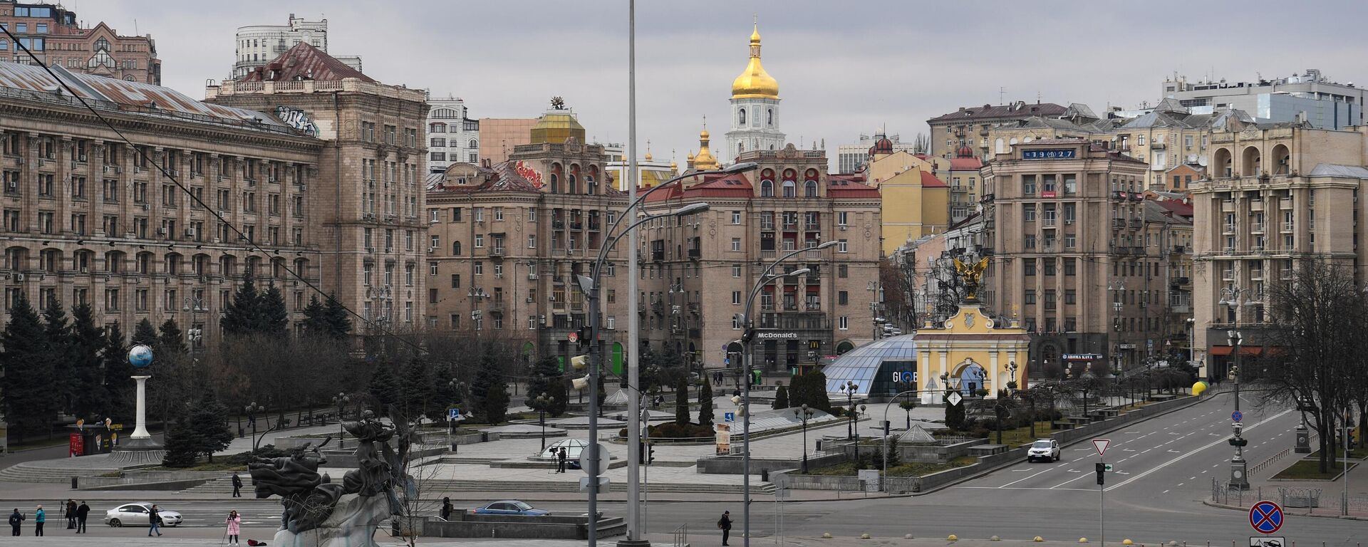 На снимке изображен почти безлюдный центр украинской столицы Киев - Sputnik Абхазия, 1920, 28.08.2023