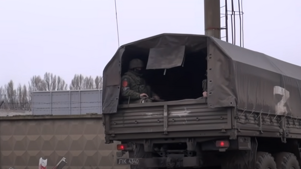 Домой надо идти: сложившие оружие украинские солдаты доставлены в расположение подразделением ЛНР - Sputnik Абхазия