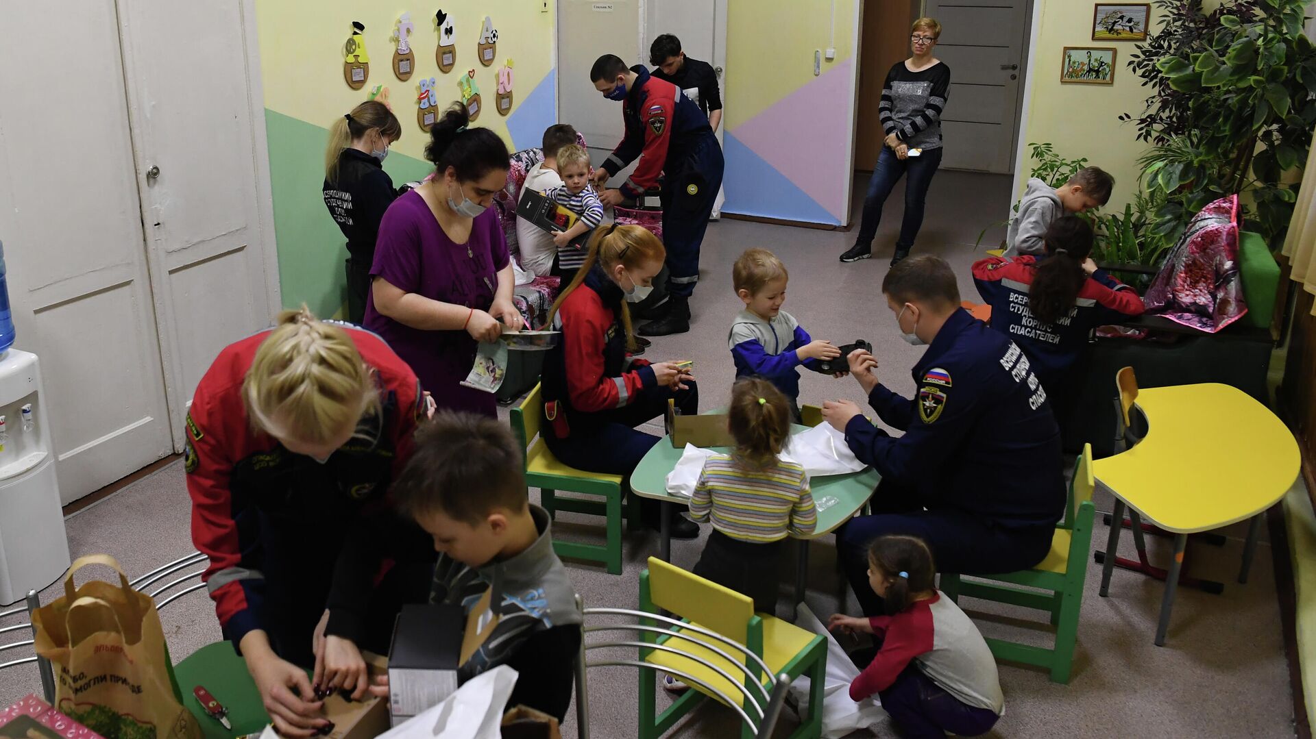 Волонтеры дарят подарки эвакуированным из ДНР и ЛНР детям - Sputnik Абхазия, 1920, 26.02.2022