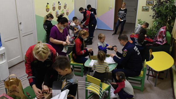 Волонтеры дарят подарки эвакуированным из ДНР и ЛНР детям - Sputnik Абхазия