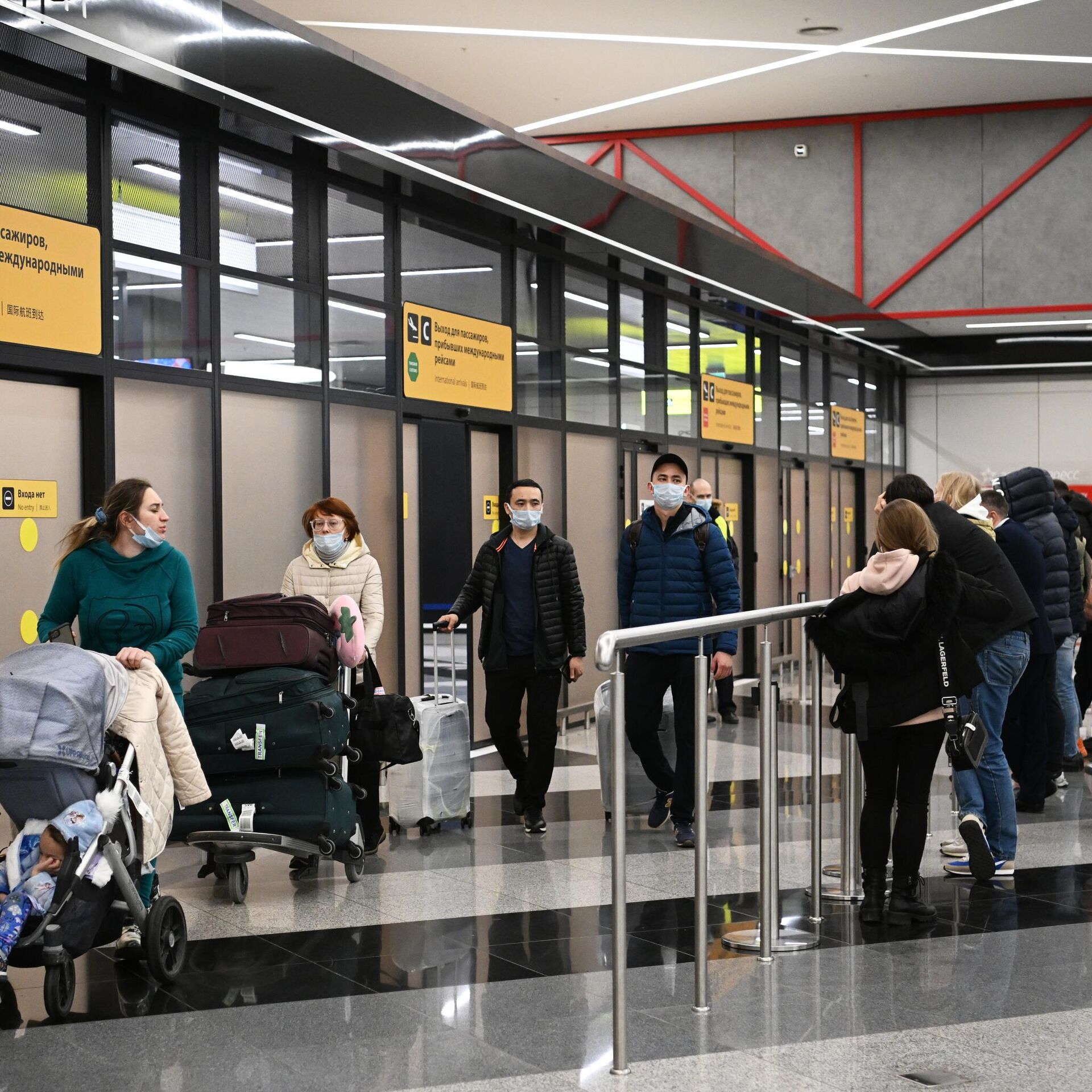 Заграницей или за границей. Аэропорт закрыт. Туристы в аэропорту. Часы аэропорт Шереметьево. Застряли в аэропорту.