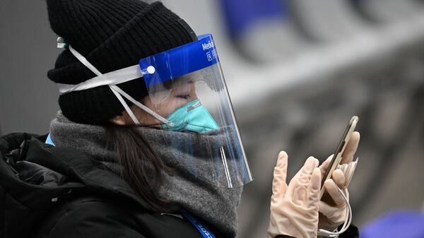 Волонтер на соревнованиях по скелетону среди мужчин на XXIV зимних Олимпийских играх в Пекине. - Sputnik Абхазия