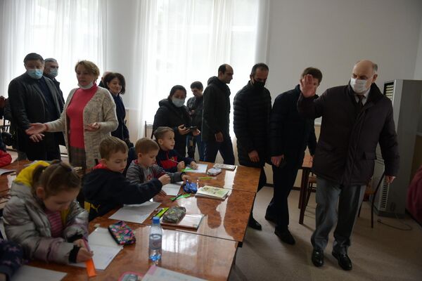 Аслан Бжания  встретился с беженцами из ДНР и ЛНР в Сухуме  - Sputnik Абхазия