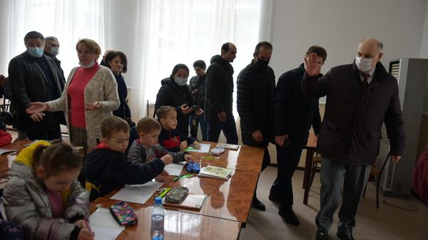 Аслан Бжания  встретился с беженцами из ДНР и ЛНР в Сухуме  - Sputnik Аҧсны