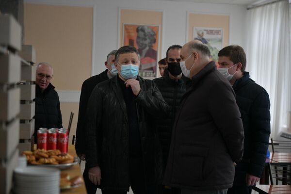 Аслан Бжания  встретился с беженцами из ДНР и ЛНР в Сухуме  - Sputnik Абхазия