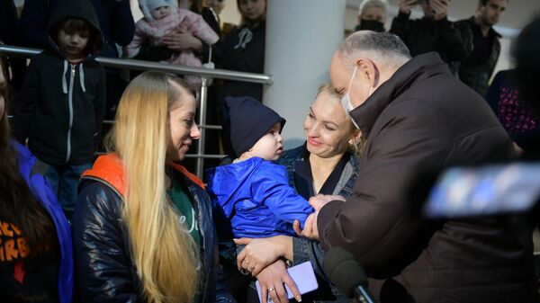 Аслан Бжания  встретился с беженцами из ДНР и ЛНР в Сухуме  - Sputnik Абхазия