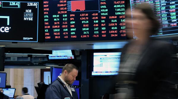 Трейдеры работают в зале Нью-Йоркской фондовой биржи - Sputnik Абхазия