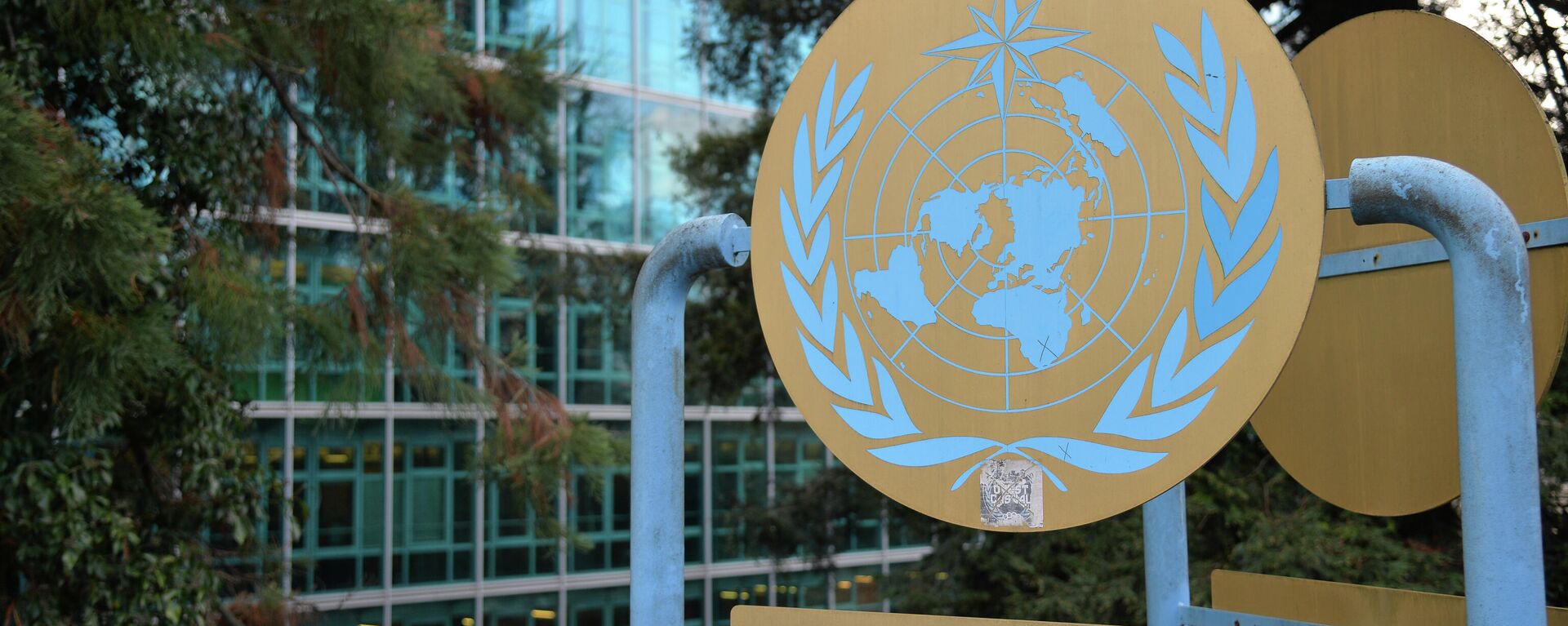 Эмблема Организации Объединённых Наций (ООН) в Женеве. - Sputnik Абхазия, 1920, 24.03.2022