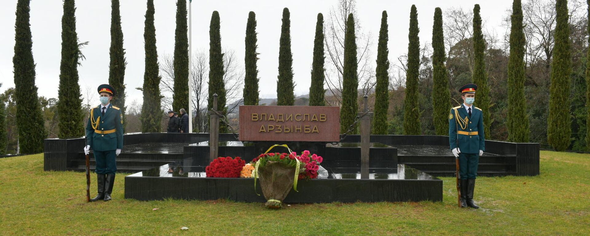 Президент Республики Абхазия возложил цветы у мемориала Владислава Ардзинба  - Sputnik Абхазия, 1920, 04.03.2022