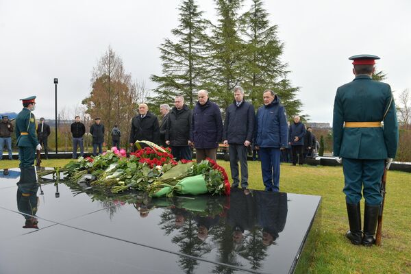 Президент Республики Абхазия возложил цветы к мемориалу Владислава Ардзинба - Sputnik Абхазия