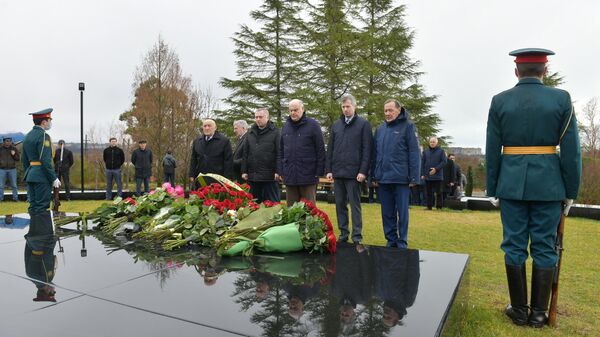 Президент Республики Абхазия возложил цветы у мемориала Владислава Ардзинба  - Sputnik Аҧсны