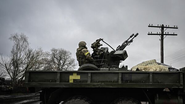 Украинский солдат сидит на зенитной установке ЗУ-23-2 на линии фронта - Sputnik Аҧсны