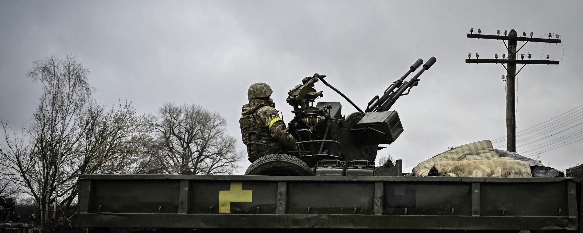 Украинский солдат сидит на зенитной установке ЗУ-23-2 на линии фронта - Sputnik Абхазия, 1920, 07.03.2022