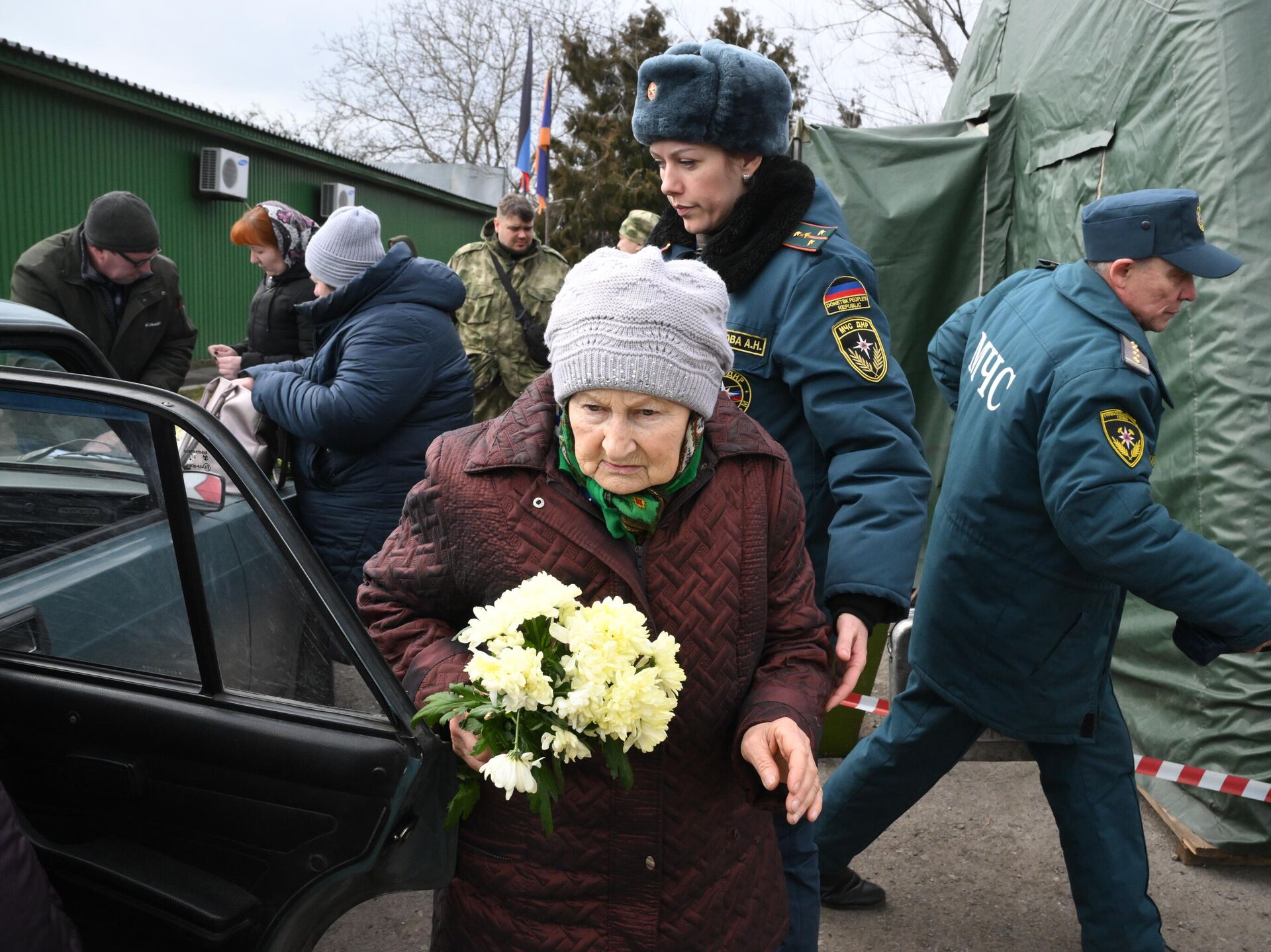 7 7 новости последние. Российские военные помогают. Встреча российских военных. Гуманитарная помощь Мариуполь.