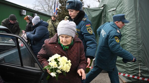 Жители Мариуполя покидают город при помощи гуманитарного коридора, организованного МЧС ДНР - Sputnik Абхазия