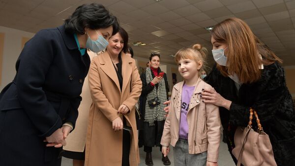 Первая леди навестила беженцев в Айтаре  - Sputnik Абхазия