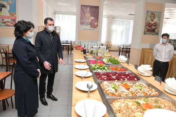 Первая леди навестила беженцев в Айтаре  - Sputnik Абхазия