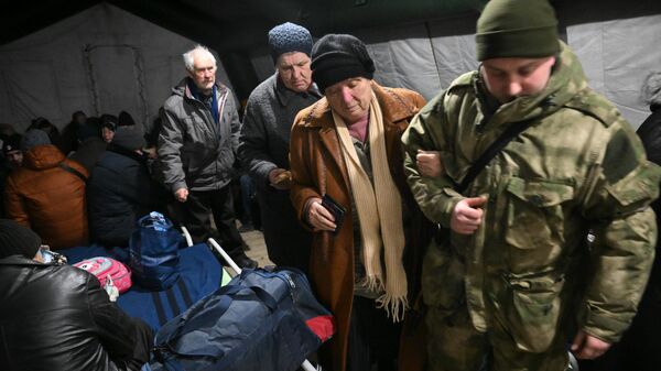 Жители Мариуполя покидают город при помощи гуманитарного коридора, организованного МЧС ДНР - Sputnik Абхазия