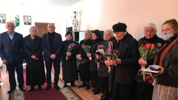 Власти Гудаутского района поздравили женщин с 8 Марта  - Sputnik Абхазия
