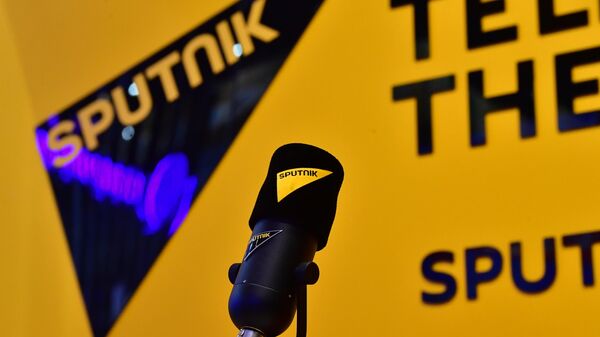 Микрофон с символикой радио Sputnik в студии. - Sputnik Абхазия