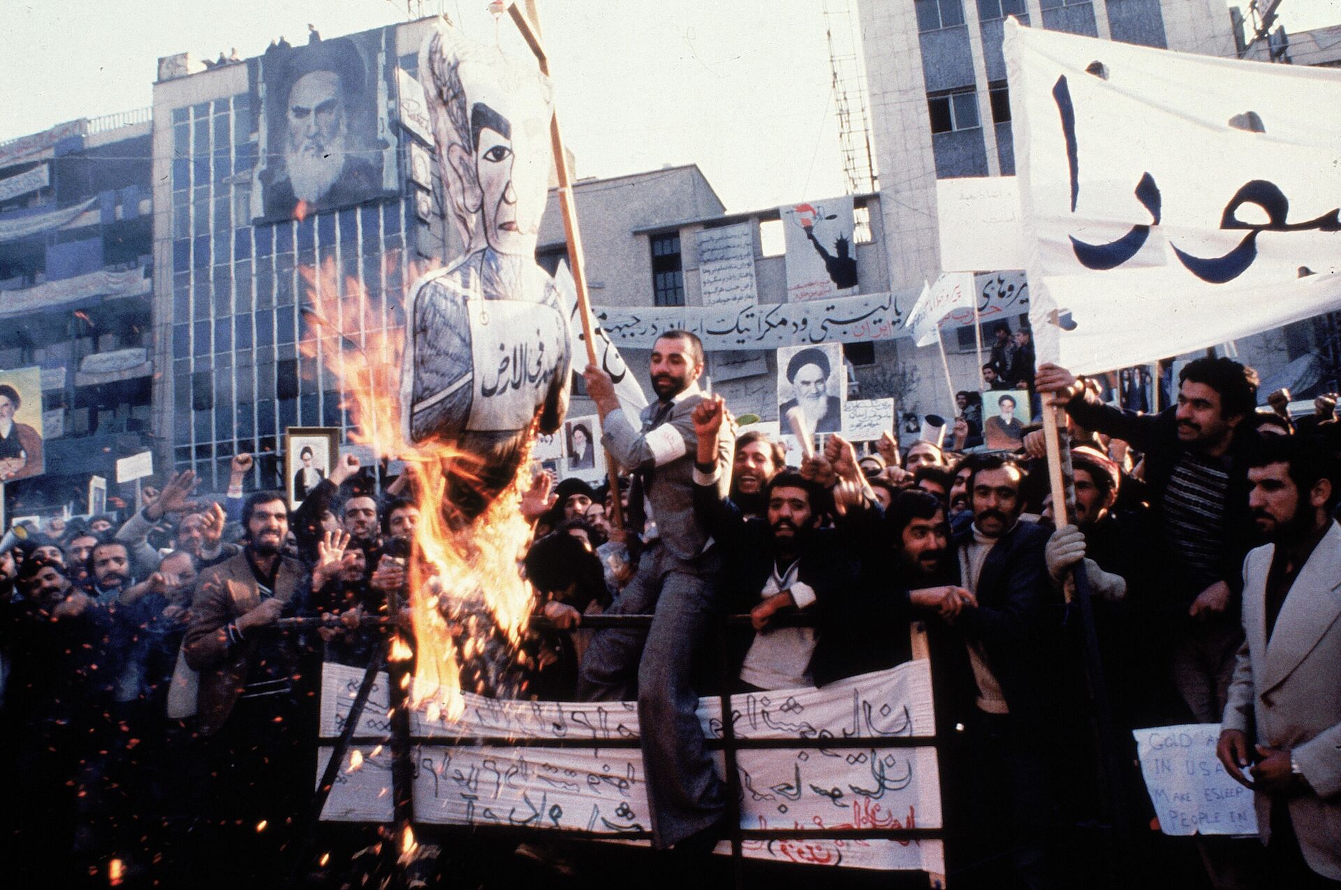 Демонстрация против шаха Резу Пехлеви перед посольством США в Тегеране, Иран, 1979 год - Sputnik Абхазия, 1920, 08.03.2022