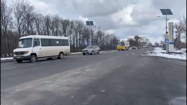 Массовая эвакуация на Украине: как мирные жители бегут от бомбёжек ВСУ - Sputnik Абхазия
