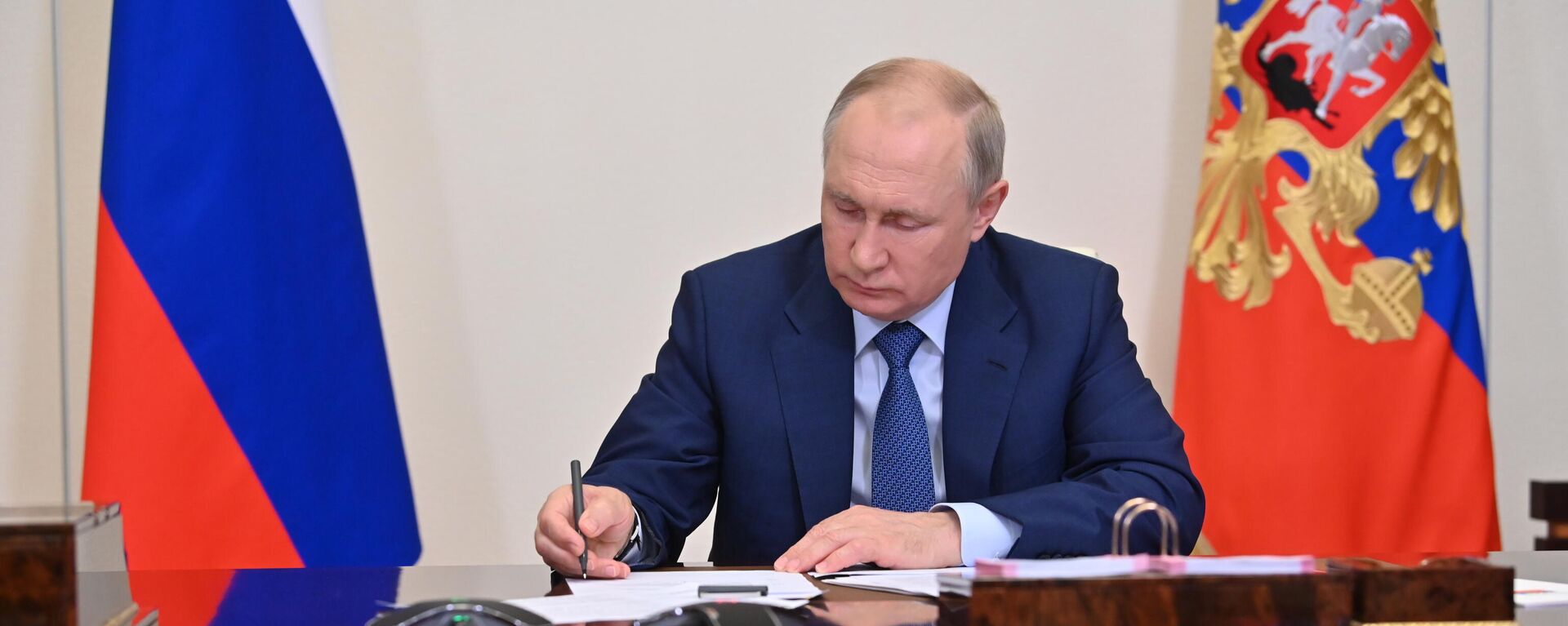Президент РФ В. Путин провел совещание с членами правительства РФ - Sputnik Абхазия, 1920, 08.03.2022