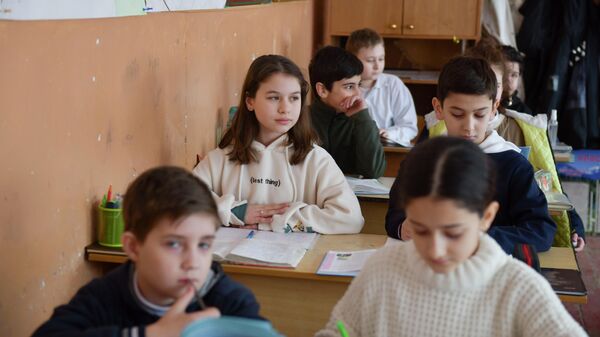 Дети с Донбасса в Сухумских школах - Sputnik Абхазия