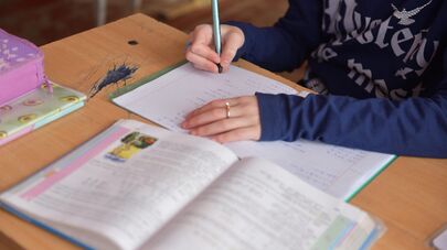 Ребенок делает уроки 