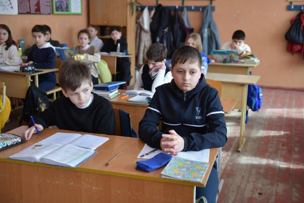Дети с Донбасса в Сухумских школах - Sputnik Абхазия