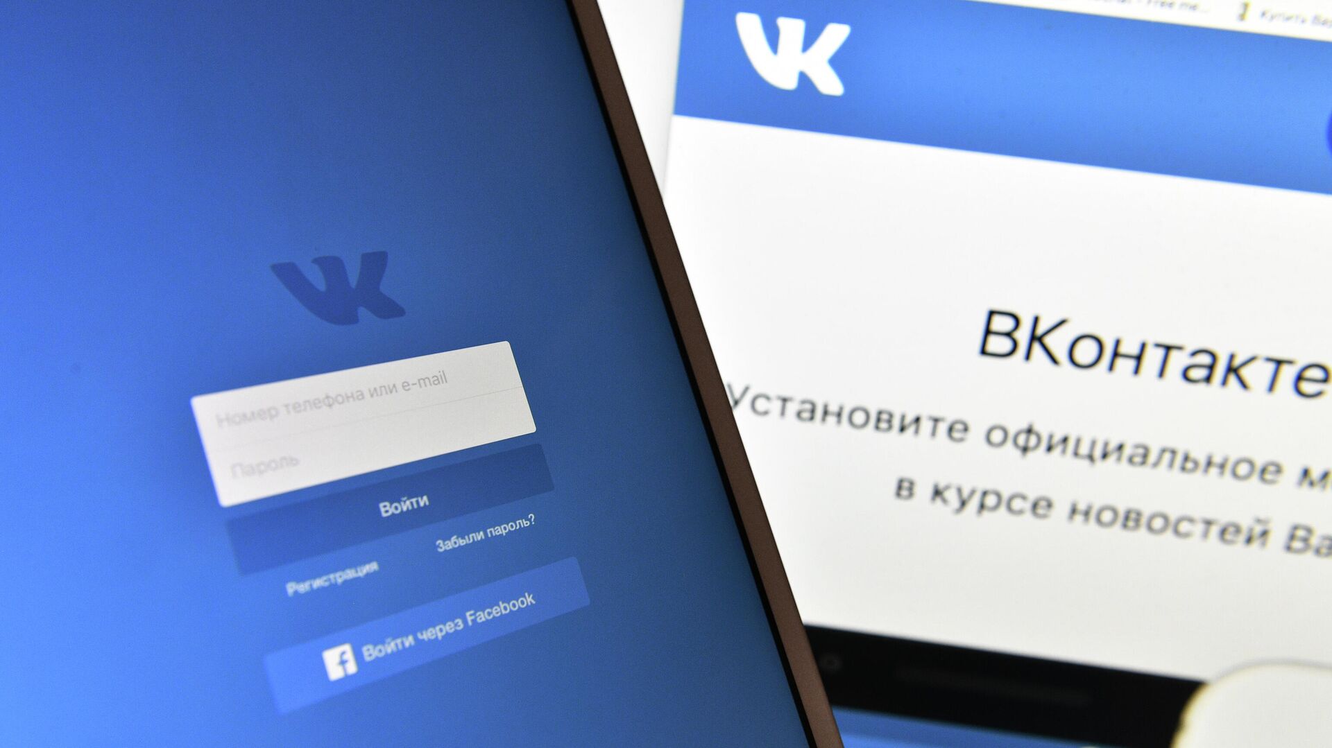 Страница социальной сети Вконтакте на экранах смартфона и компьютера - Sputnik Абхазия, 1920, 10.03.2022