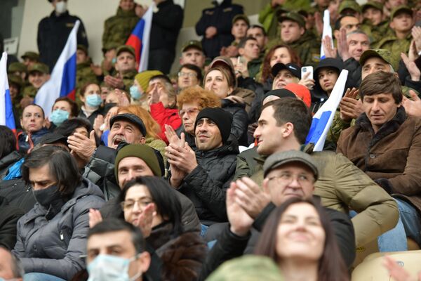 Собравшиеся полностью заполнили одну трибуну стадиона, были заняты все сидячие места, многие стояли. - Sputnik Абхазия
