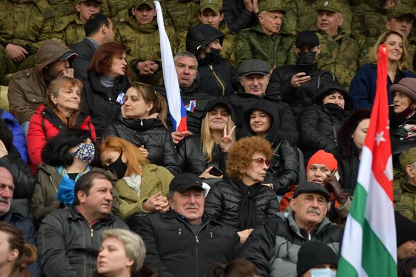 Многие пришли с флагами Абхазии и России, плакатами с надписями в поддержку России. - Sputnik Абхазия