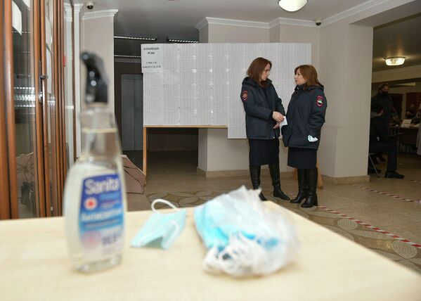 Выборы в Абхазии проходили в условиях пандемии. На участках для голосования раздавали маски, на местах также были установлены санитайзеры. - Sputnik Абхазия
