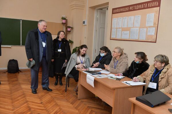 Наблюдатель от Госдумы  Константин Затулин на избирательном участке. - Sputnik Абхазия
