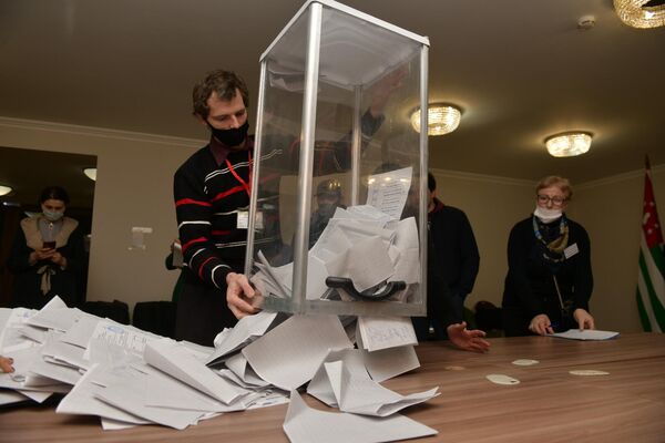 Сразу после завершения  голосования, члены избирательных комиссий приступили к подсчету голосов. - Sputnik Абхазия