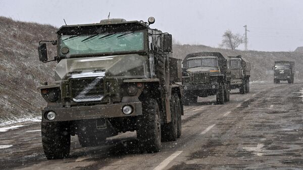 Колонна российской военной техники на шоссе в окрестностях Херсона. - Sputnik Аҧсны