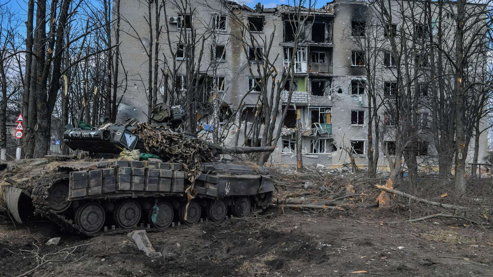 Обстрел националистов. ЛНР танк т 72 на Киев. Разрушенный город. Уничтоженная техника в Мариуполе.