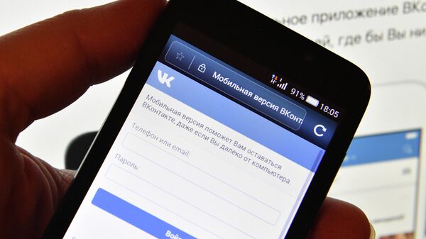 Страница социальной сети Вконтакте на экране смартфона. - Sputnik Абхазия